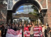 Desakan Copot Kajati Maluku Disuarakan Mahasiswa di Kejagung