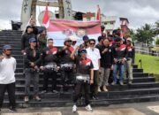 Eks Napiter Bagi-Bagi Bendera Merah Putih Kepada Warga Kota Ambon