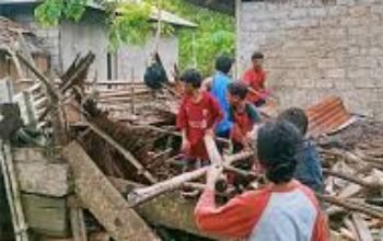 Dua Belas Rumah Warga SBT Rusak Diterjang Angin Puting Beliung