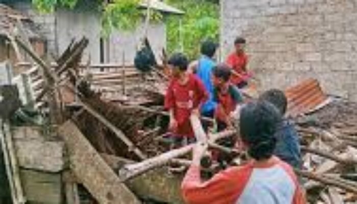 Dua Belas Rumah Warga SBT Rusak Diterjang Angin Puting Beliung