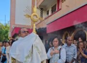 Uskup Seno Ngutra Buka Pintu Suci, Tanda Tahun Yubileum 2025 di Keuskupan Amboina