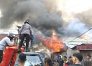 Kesigapan Prajurit Posal Bantu Tim Damkar  Bantu Atasi Kebakaran  di Bula