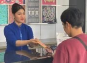 BRI Cabang Saumlaki Rayakan Hari Pelanggan Nasional dengan Berbagi Coklat dan Pelayanan Terbaik