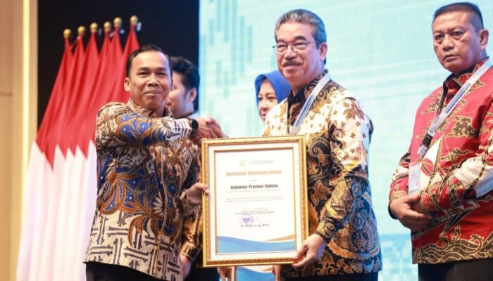 Gubernur Hendrik Lewerissa Raih Penghargaan Kepala Daerah Peduli “GENTING”