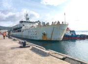 Dukung Satgas Pamtas RI-PNG, KRI Teluk Bintuni-520 Sandar Bekal Ulang di Dermaga Tawiri Kodaeral lX