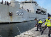 KRl Teluk Palu-523 Bawa Personel Satgas PAMTAS RI-PNG ke Ambon