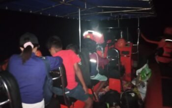 Mati Mesin dan Terombang-Ambing Di Perairan Laut Aru, Kapal Motor Kayu Bermuatan 9 Penumpang Berhasil Diselamatkan Tim SAR Gabungan