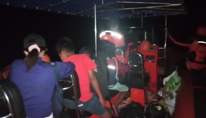 Mati Mesin dan Terombang-Ambing Di Perairan Laut Aru, Kapal Motor Kayu Bermuatan 9 Penumpang Berhasil Diselamatkan Tim SAR Gabungan