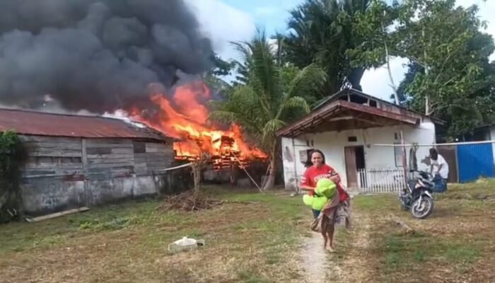 Kebakaran Hebat Hanguskan Pasar Piru, Respons Lambat Pemadam Tuai Sorotan Tajam