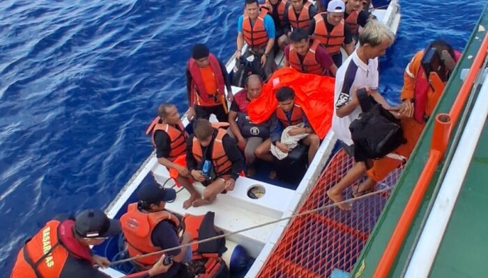 Gelombang Tinggi Lumpuhkan Kapal Pinisi, Basarnas Ambon Evakuasi 13 Korban
