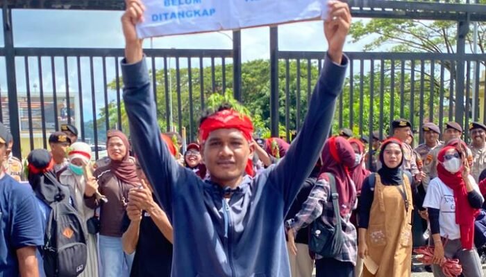 Massa Manipa Kepung Polda Maluku, Desak Tuntaskan Kasus Abdullah Mahu