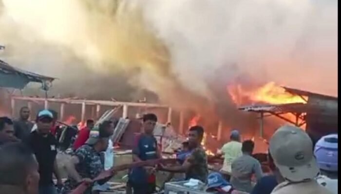 Api Mengamuk di Jantung Pasar Piru, 16 Kios dan 7 Rumah Ludes dalam Dua Jam