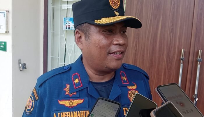 Melampaui Tugas Utama, Petugas Damkar Ambon Siap Menjadi Pendamping Pengganti Bagi Anak-anak