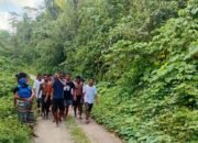 Jalan Rusak Puluhan Tahun Paksa Warga Laturake Pikul Orang Sakit demi Mencari Pertolongan
