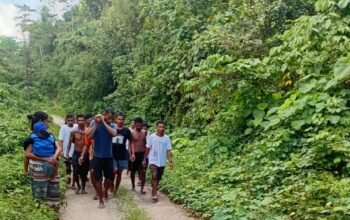 Jalan Rusak Puluhan Tahun Paksa Warga Laturake Pikul Orang Sakit demi Mencari Pertolongan