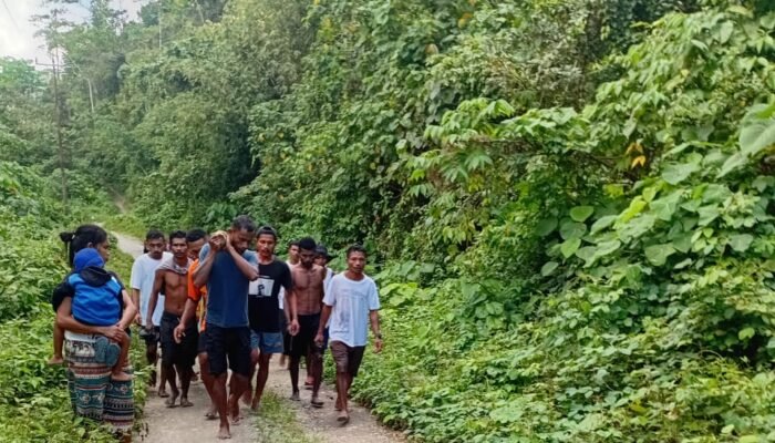 Jalan Rusak Puluhan Tahun Paksa Warga Laturake Pikul Orang Sakit demi Mencari Pertolongan