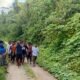 Jalan Rusak Puluhan Tahun Paksa Warga Laturake Pikul Orang Sakit demi Mencari Pertolongan