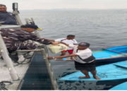 Operasi Perisai Sura-26, KRI Posepa-870 Sambangi Nelayan Bagikan Sembako